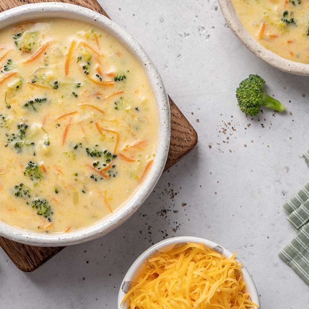 Sopa cremosa de brócoli, zanahoria y queso cheddar