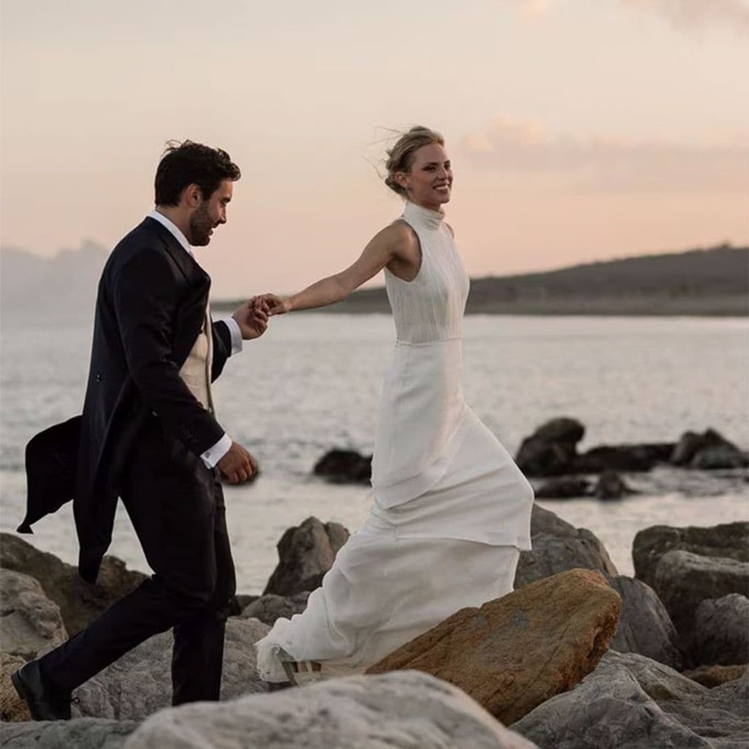 La boda de Ana en Sotogrande: un vestido con texturas y alpargatas planas para casarse junto al mar