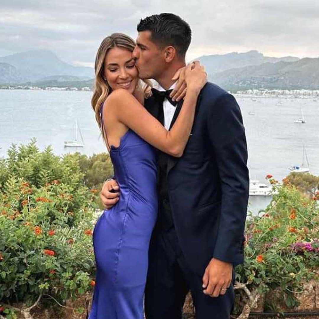 Alice Campello, la invitada más original con vestido satinado lencero de escote asimétrico en la boda de Paddy y Llorente