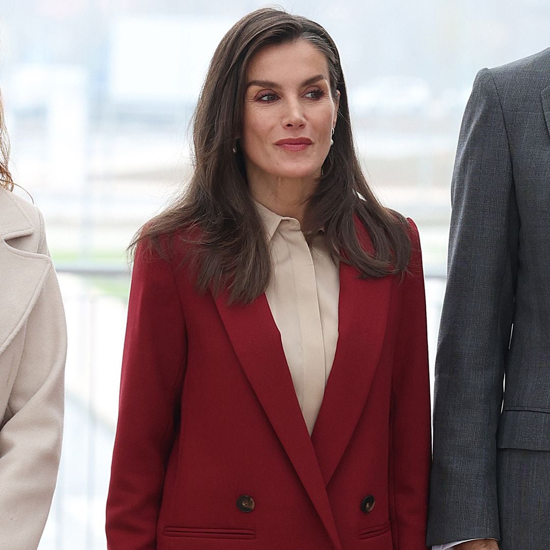 La reina Letizia impacta en Cuenca con un nuevo traje rojo y bolso español que no veíamos desde 2014