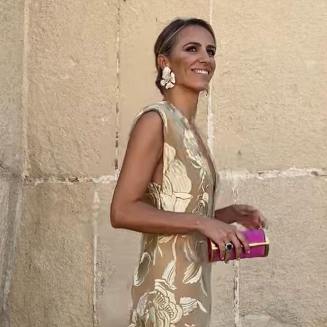 Laura Vecino, una invitada espectacular con un llamativo vestido-mantón en Jerez de la Frontera