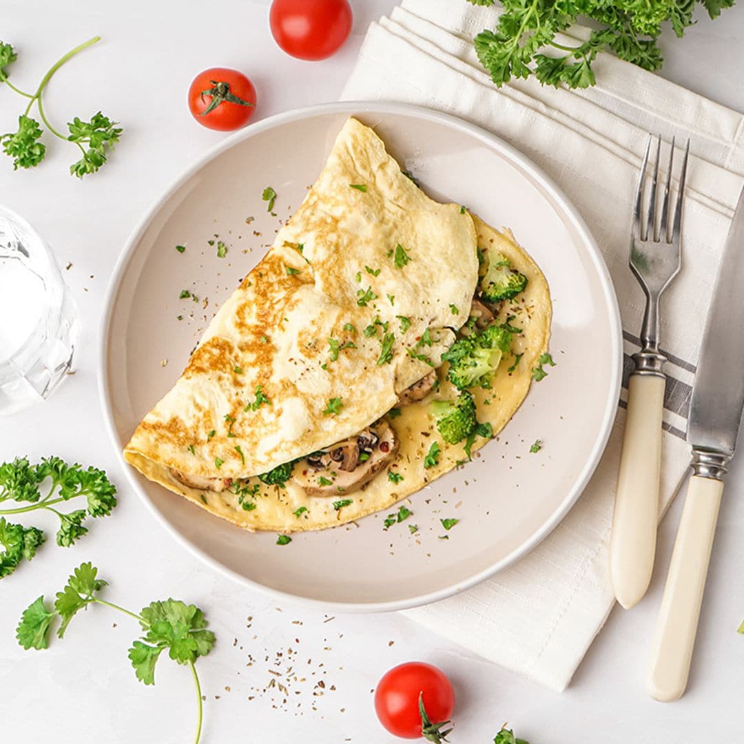 Tortilla francesa rellena de brócoli y champiñón