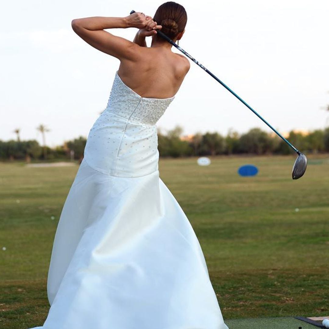 Mónica de Tomás: la curiosa imagen de una novia jugando al golf