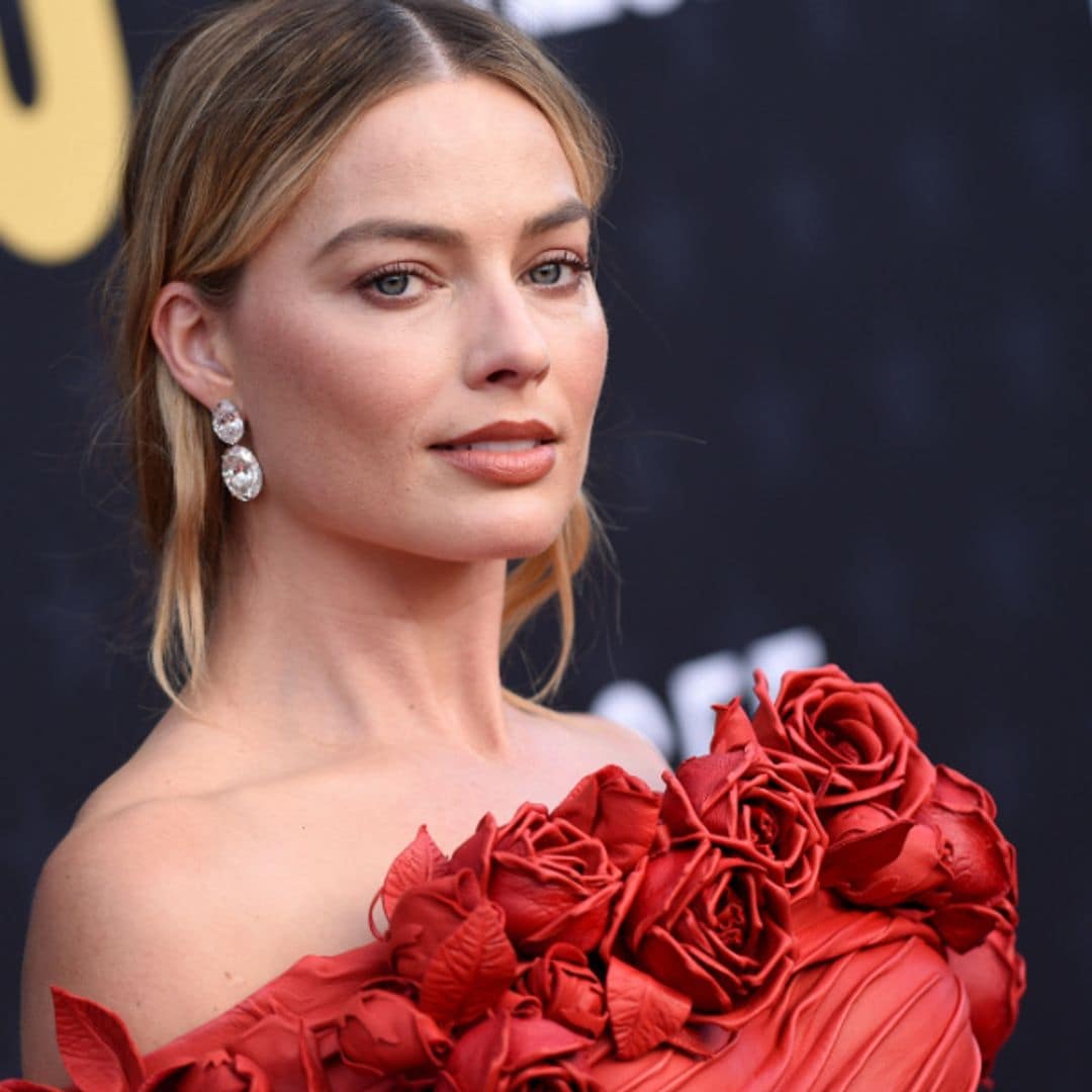 El vestidazo de efecto mojado y rosas en 3D con el que Margot Robbie no puede estar más guapa