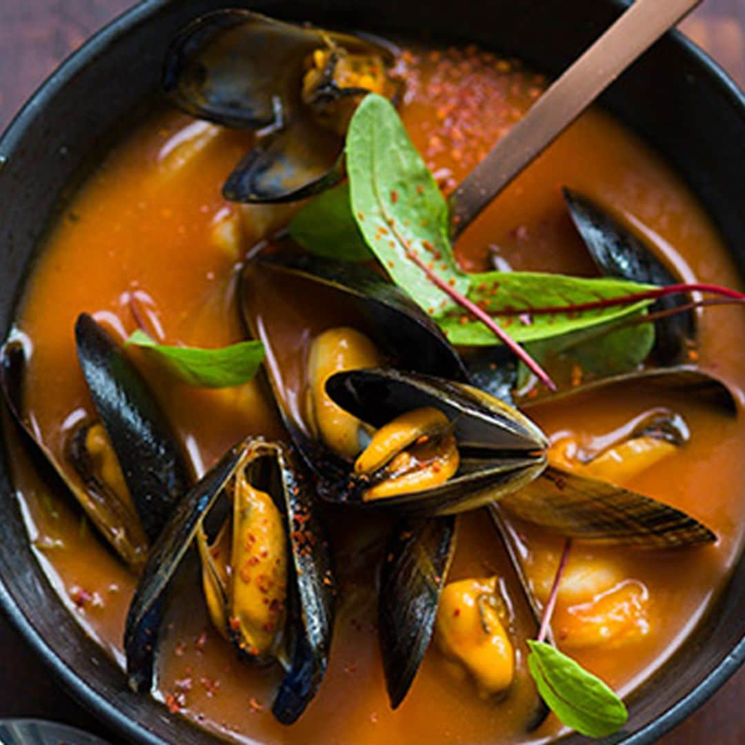 Mejillones al vino con salsa de tomate y cayena