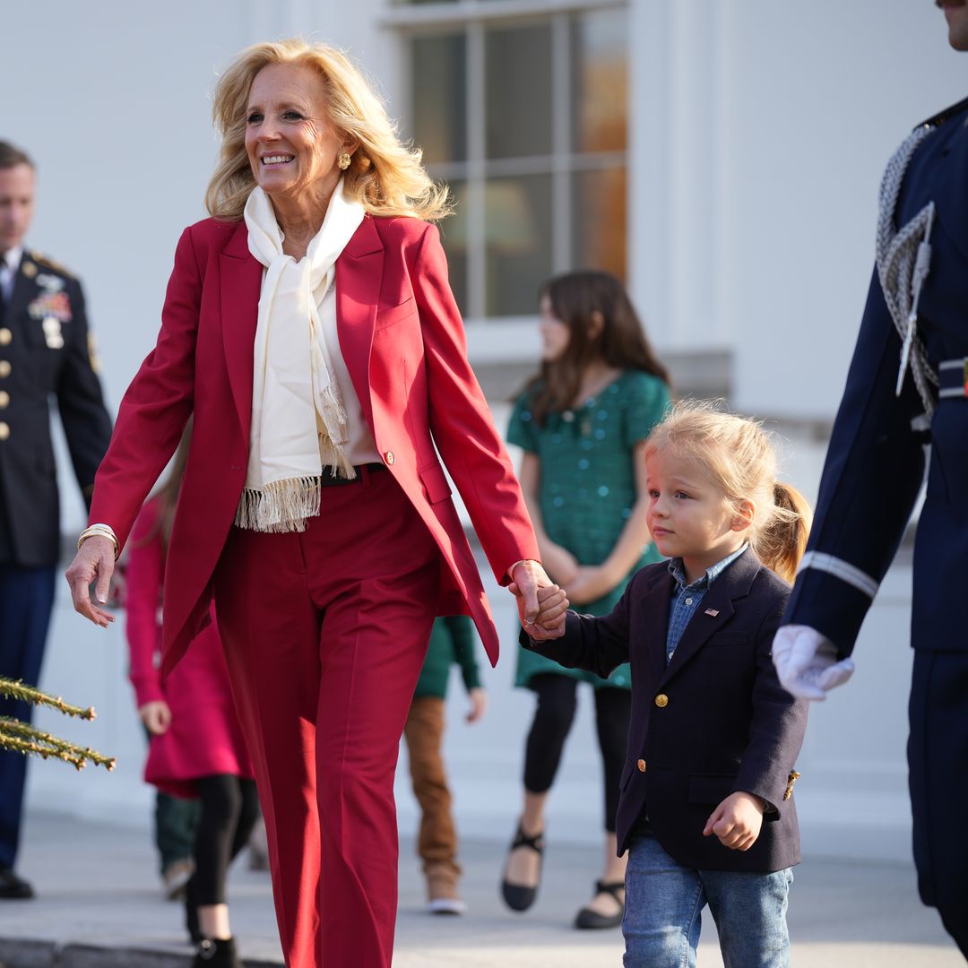 Jill Biden y su nieto de 4 años preparan su última Navidad en la Casa Blanca con un gigantesco abeto que tiene una conmovedora historia detrás