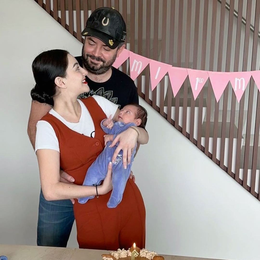 Con un pastel, José Eduardo Derbez y Paola Dalay celebran el primer mes de vida de su hija Tessa