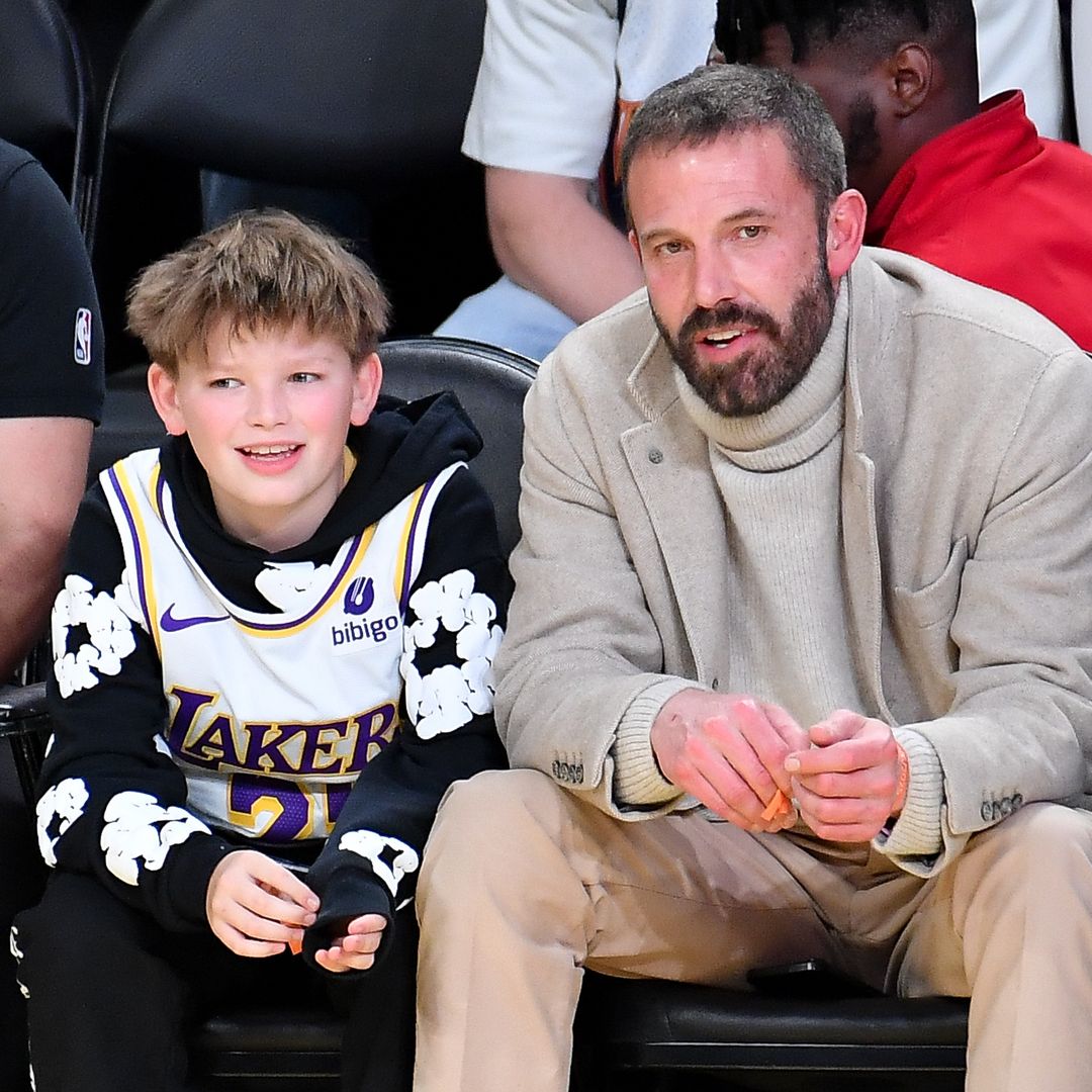 Ben Affleck y su hijo Samuel, disfrutan de una tarde juntos en un partido de básquetbol