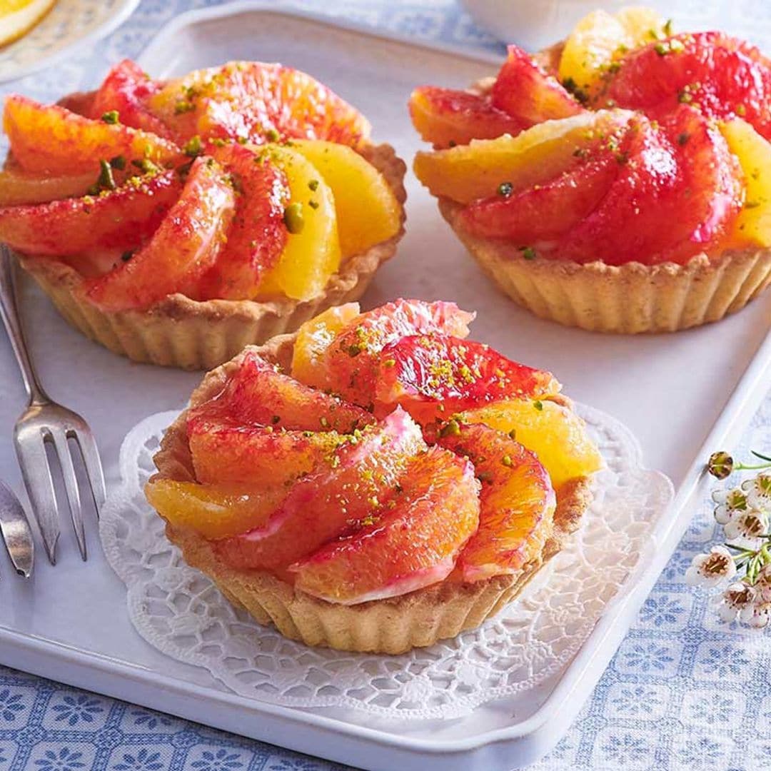 Tartaletas de avena con crema de coco, naranja y pistachos