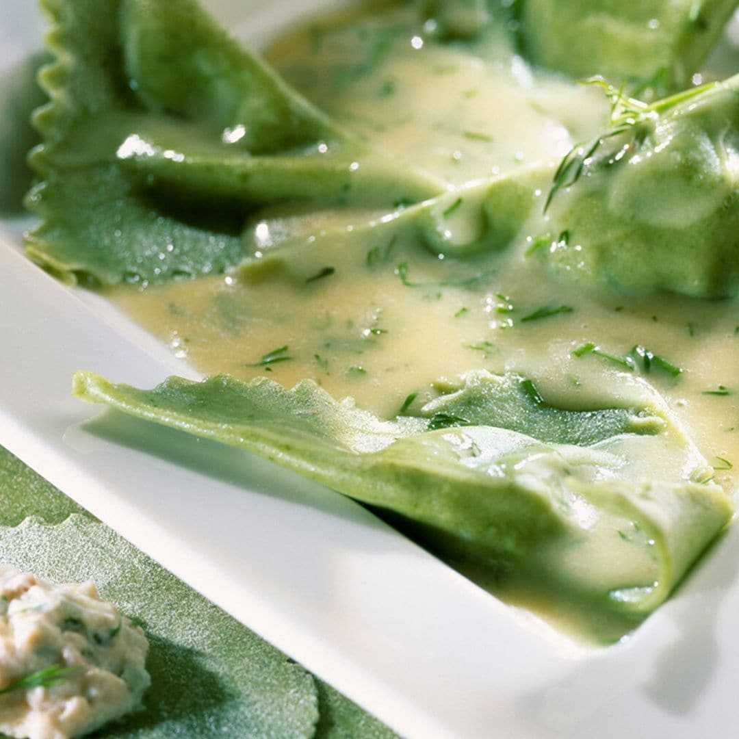 Raviolis caseros de espinacas rellenos de salmón con mantequilla al eneldo