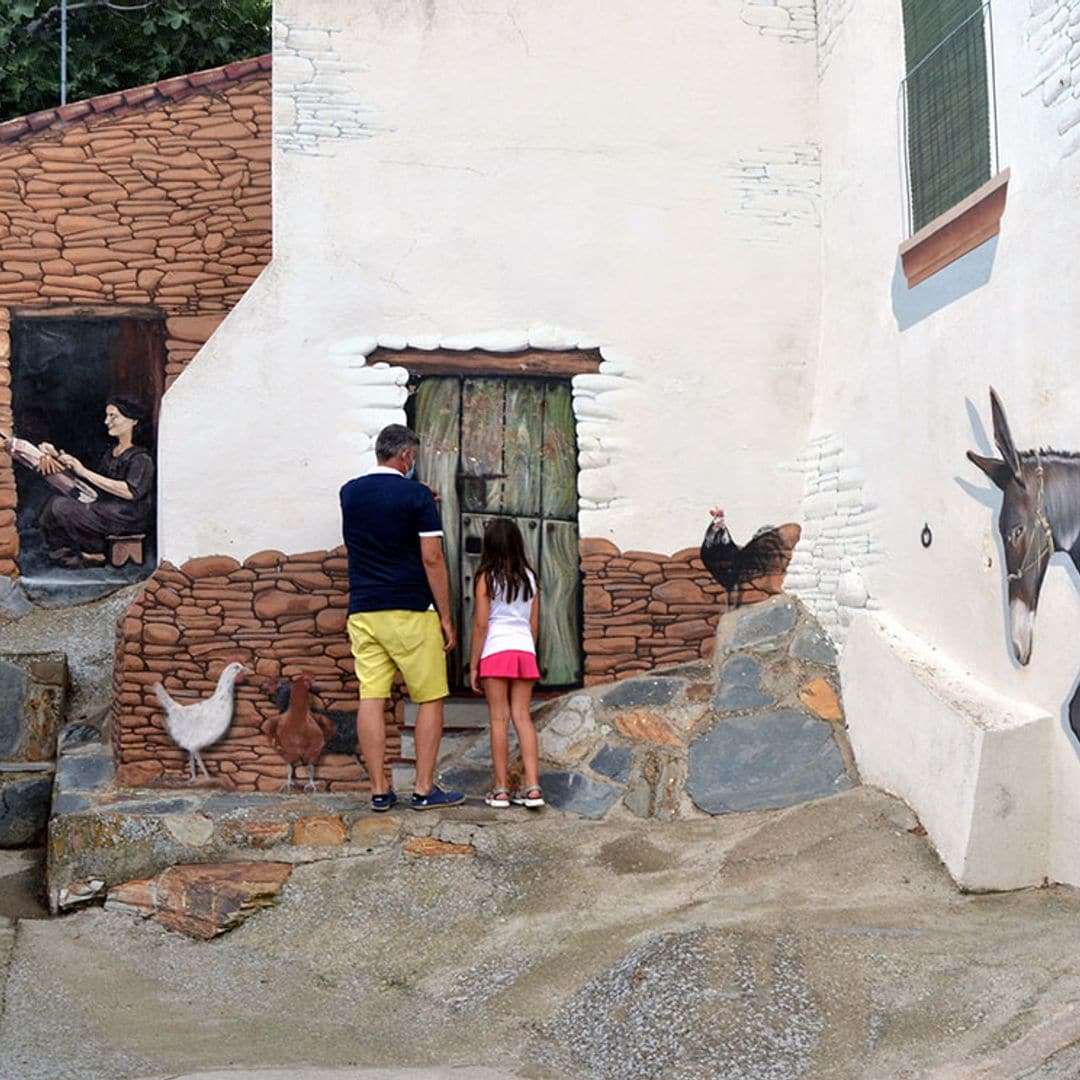 Romangordo, el pueblo de Cáceres con las pinturas más alucinantes