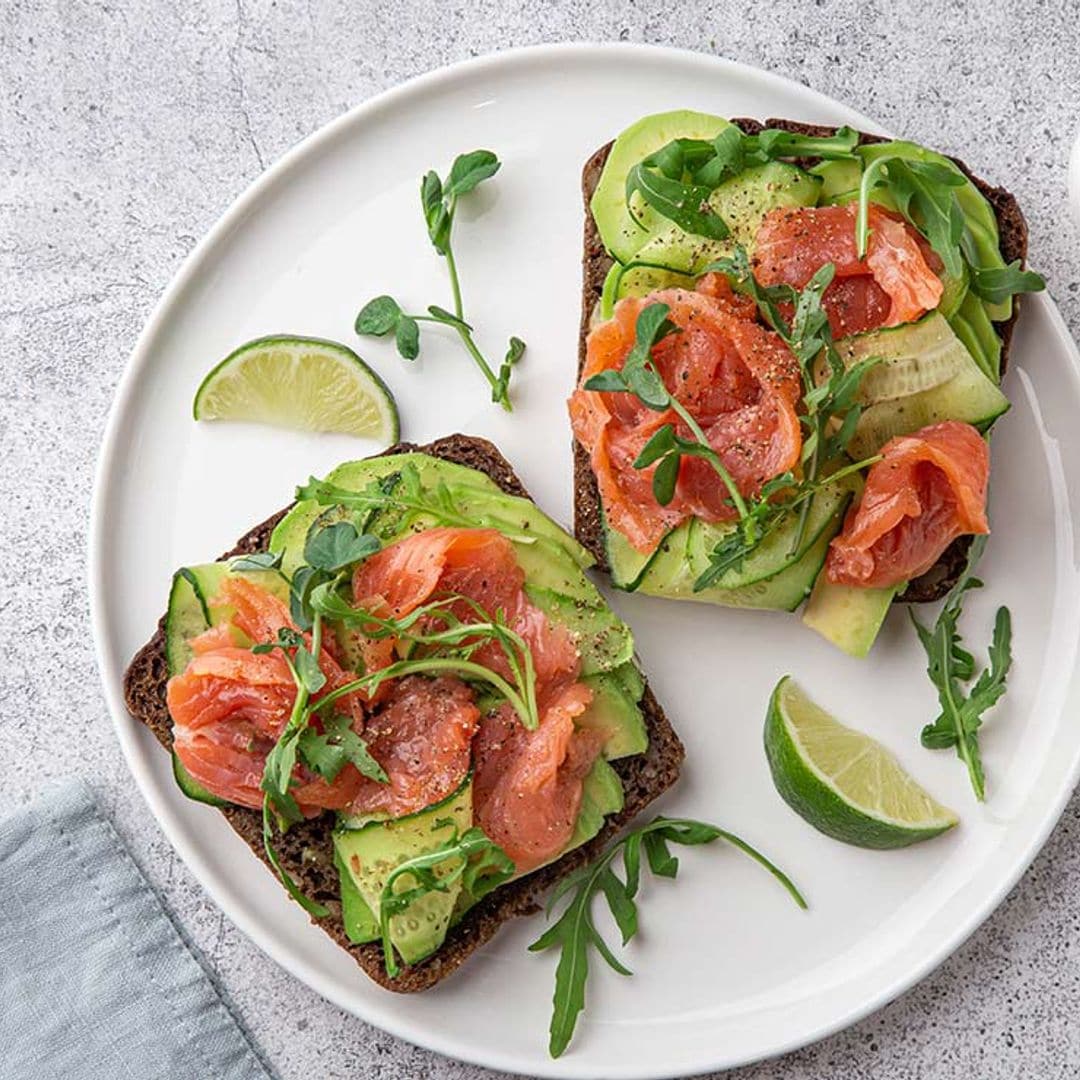 Tosta de salmón con aguacate y rúcula