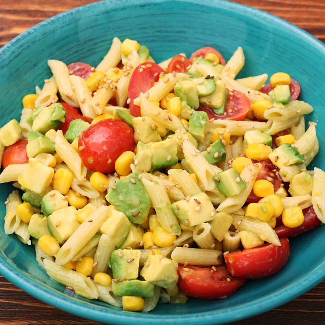 Ensalada de pasta con aguacate, tomate y maíz