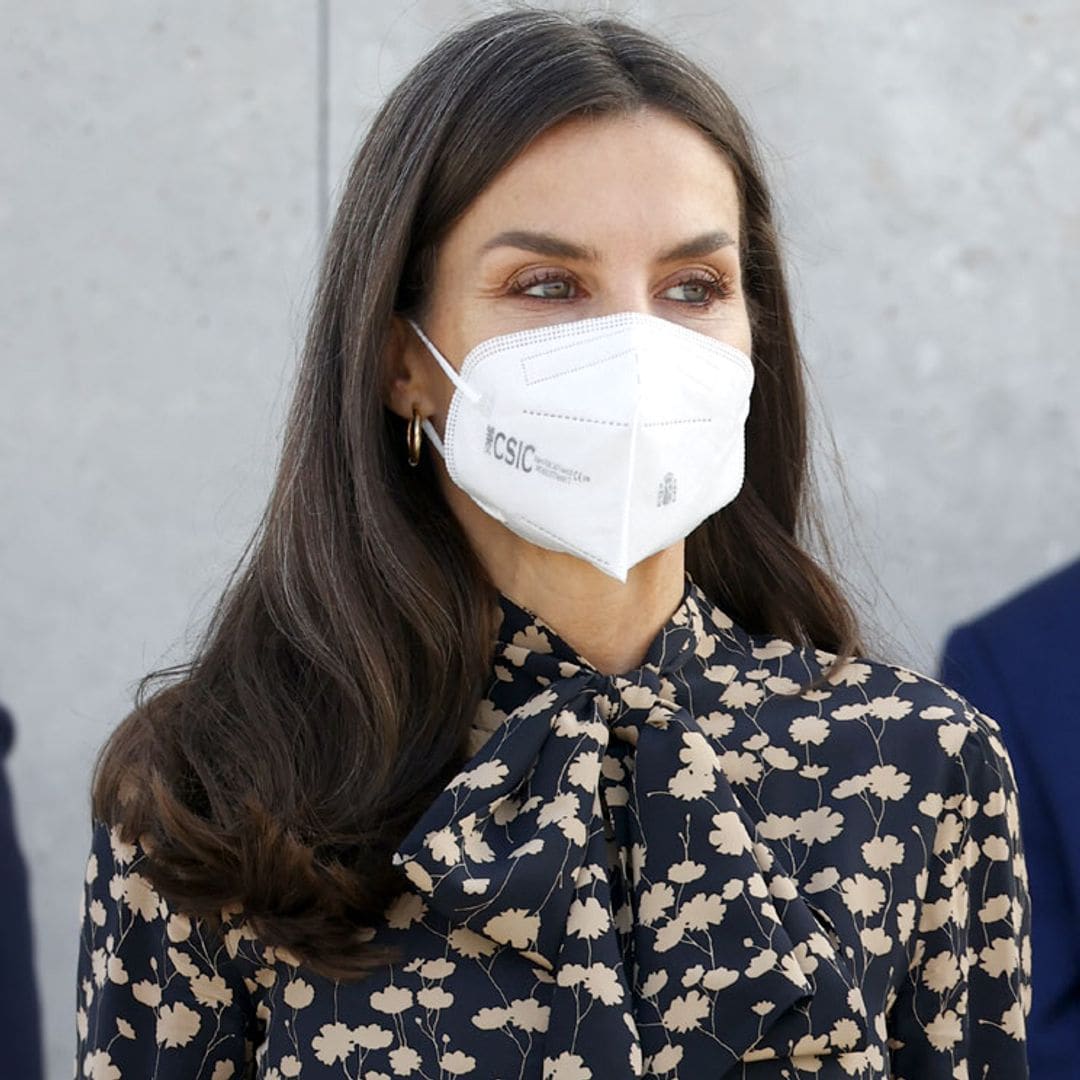 ¡Un estreno con anécdota! La Reina acierta con su vestido floral de Massimo Dutti