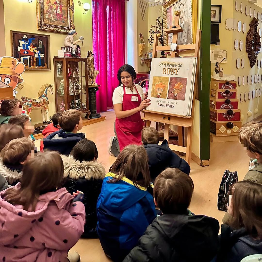 Casita Museo de Ratón Pérez en Madrid. Niños atienden a una actividad.