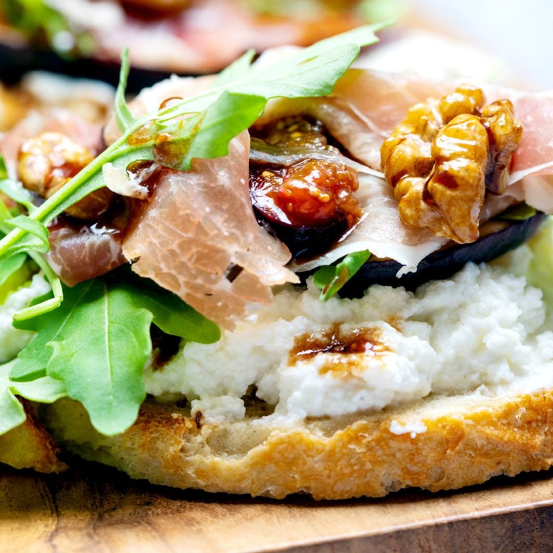 Tostas de 'ricotta', jamón, brevas y nueces