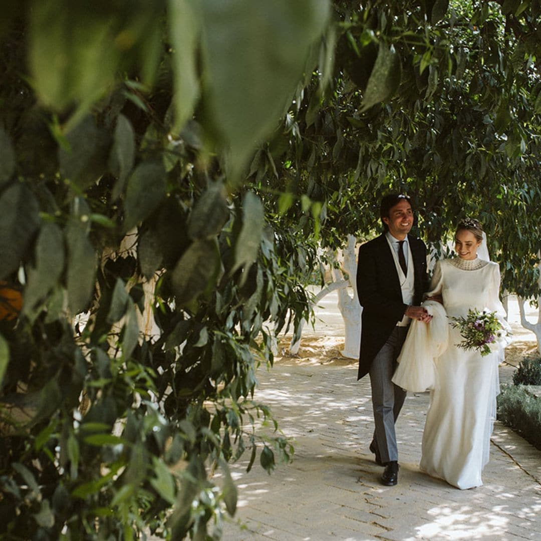 La boda en Sevilla de Isa, la novia del precioso vestido en crepé de seda y bambula