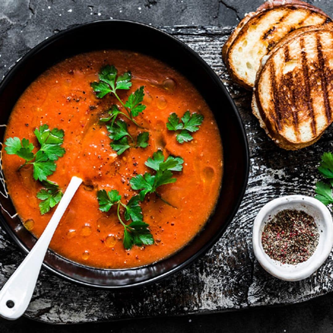 Sopa de tomates asados con sándwiches de queso