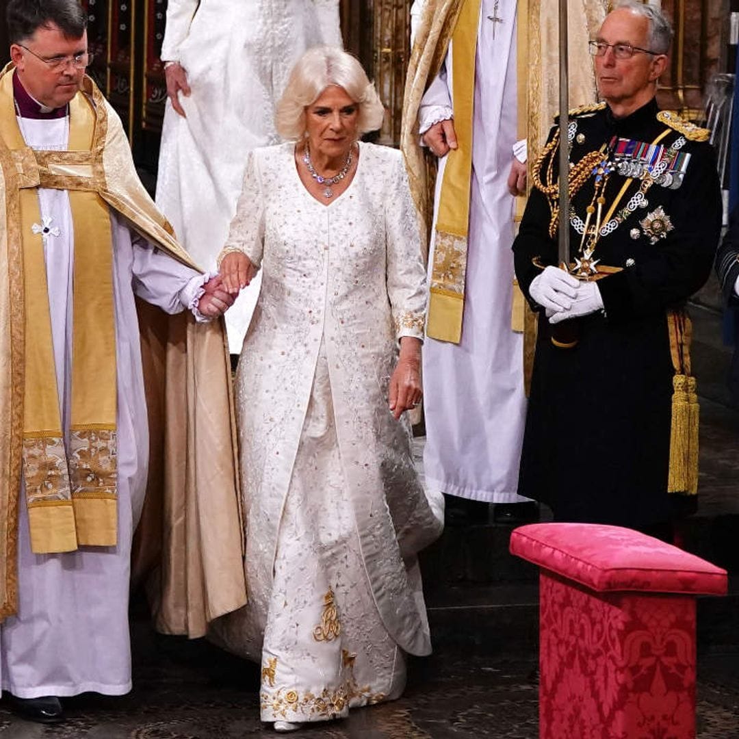 El diseñador del vestido de coronación de Camilla cuenta los entresijos del 'mayor encargo de mi vida'