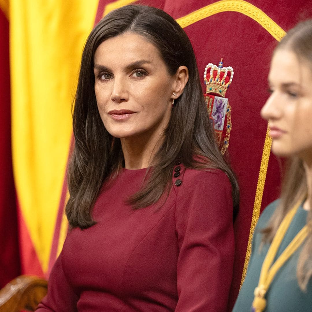 La reina Letizia, muy solemne con una capa y el vestido frambuesa de su cita con Carlos de Inglaterra