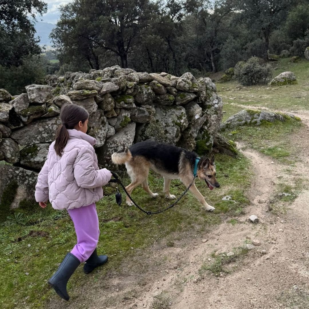 Eva María disfrutó su paseo en el campo junto a su mamá y hermanos