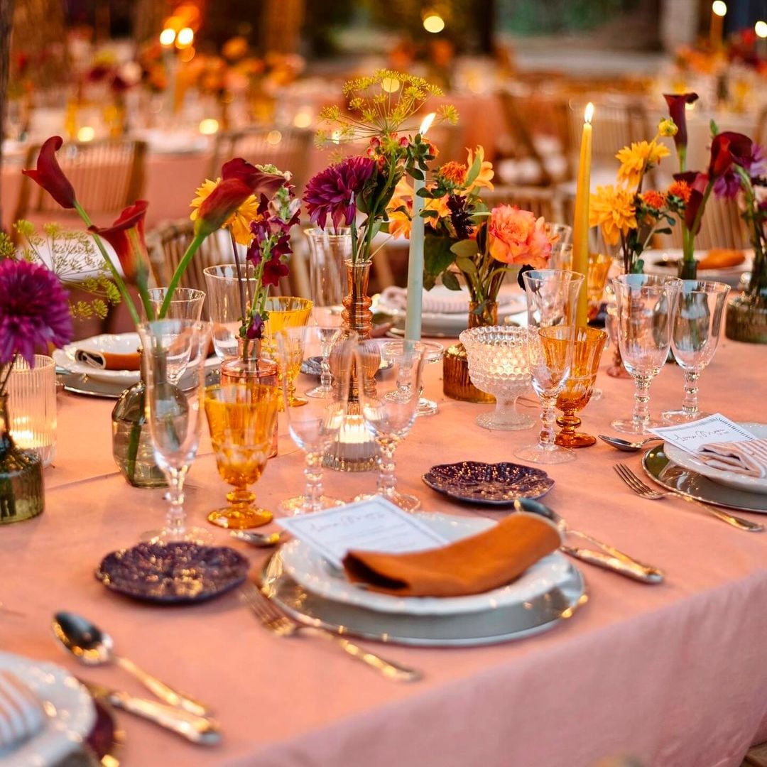 Las mesas de boda más bonitas tienen flores pequeñas