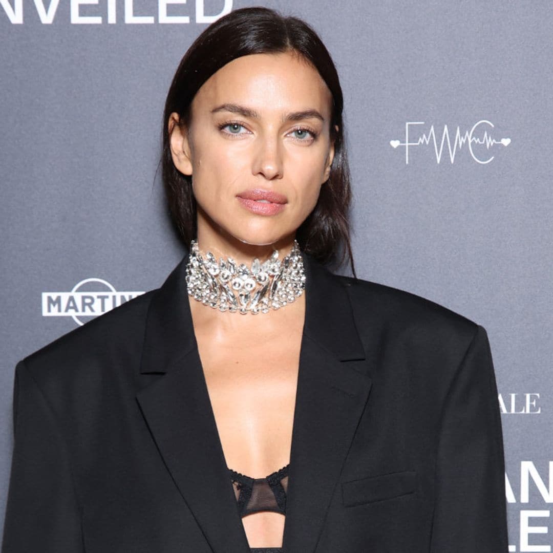 Traje de Zara y zapatillas: el conjunto fácil de Irina Shayk que podrás llevar en tu próxima fiesta