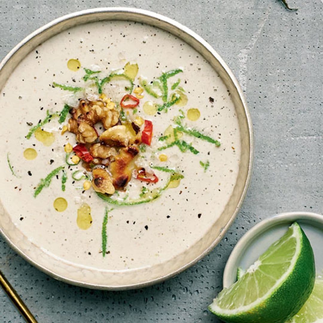 Sopa de pepino y yogur con nueces