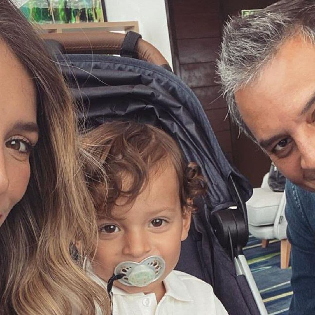 Daniel Sarcos y Alessandra Villegas comparten la alegría de su hijo en su primer baño de lluvia