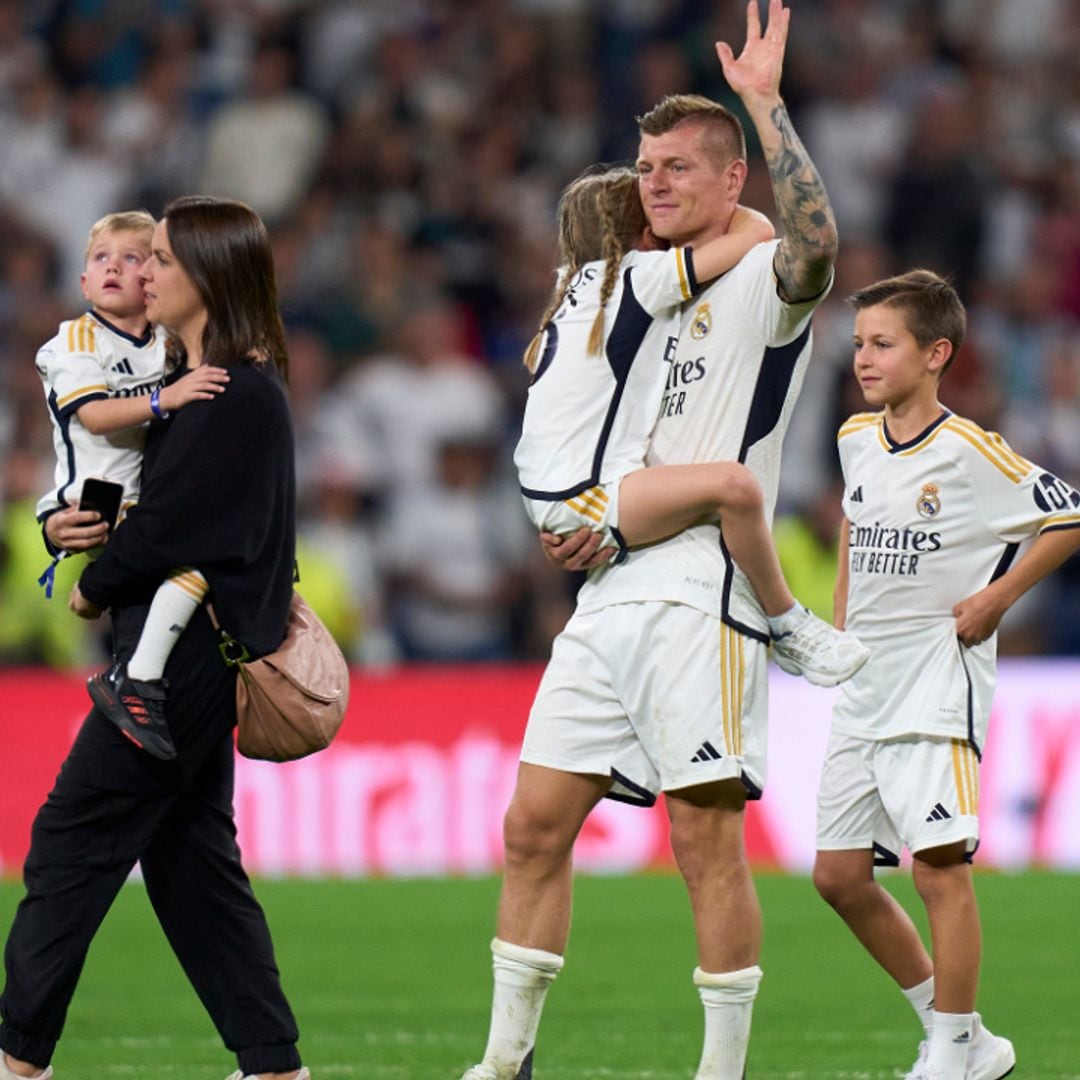 Las lágrimas de Toni Kroos en su despedida del Madrid arropado por sus tres hijos y su mujer