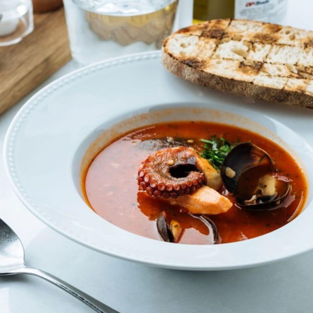 Sopa roja de pescado con pulpo y mejillones