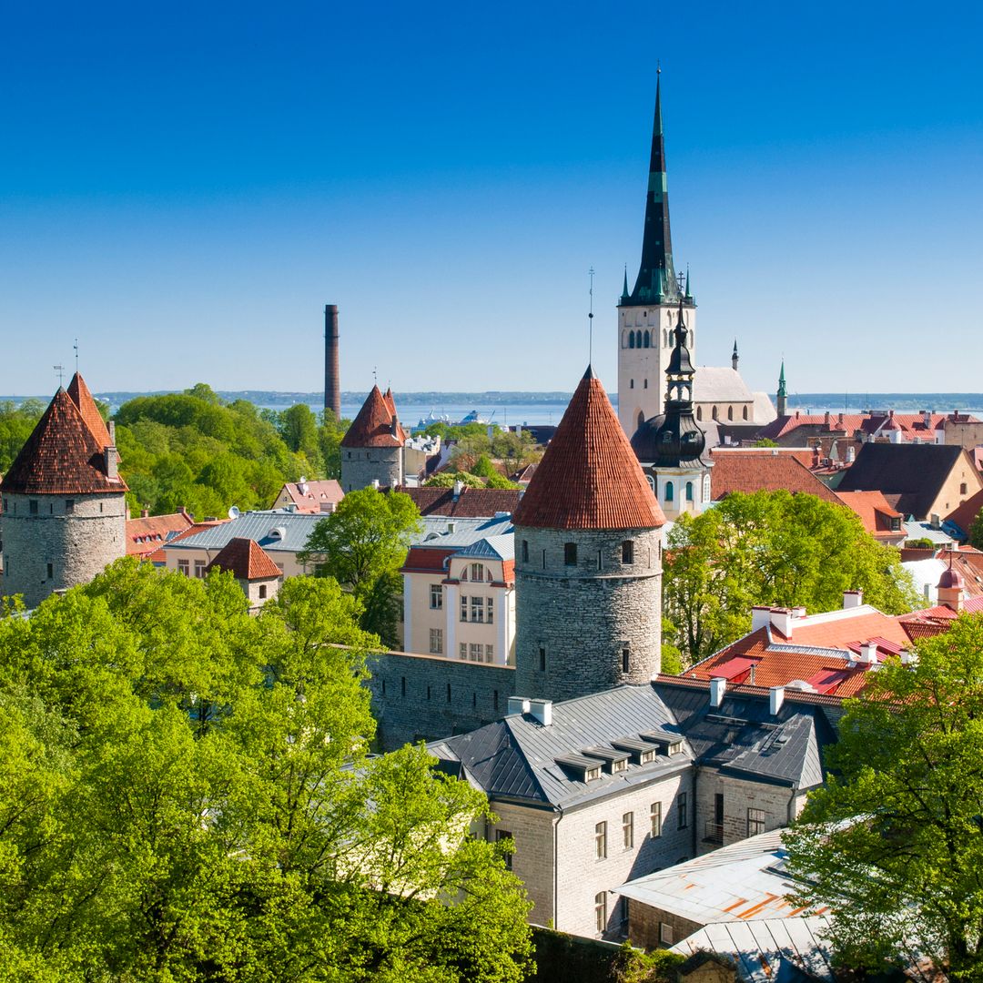 Ciudad medieval de Tallin con la catedral de St. Olav en la colina de Toompea