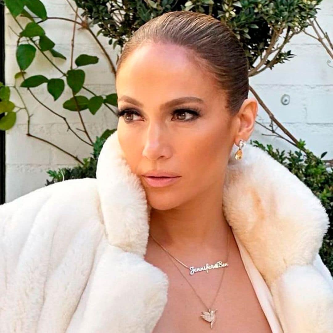 Jennifer Lopez se inspira para su look navideño en el vestuario de la serie más famosa del momento