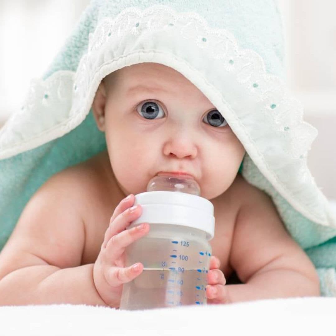 ¿Necesita mi bebé beber agua?