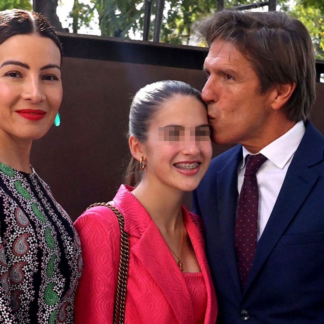 Manuel Díaz 'El Cordobés', con su mujer y su hija pequeña, arropa a su padre en la entrega de Medallas de Andalucía