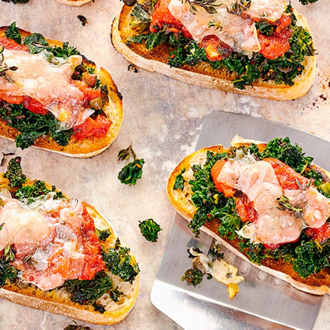 Crostini con kale, tomate y pavo