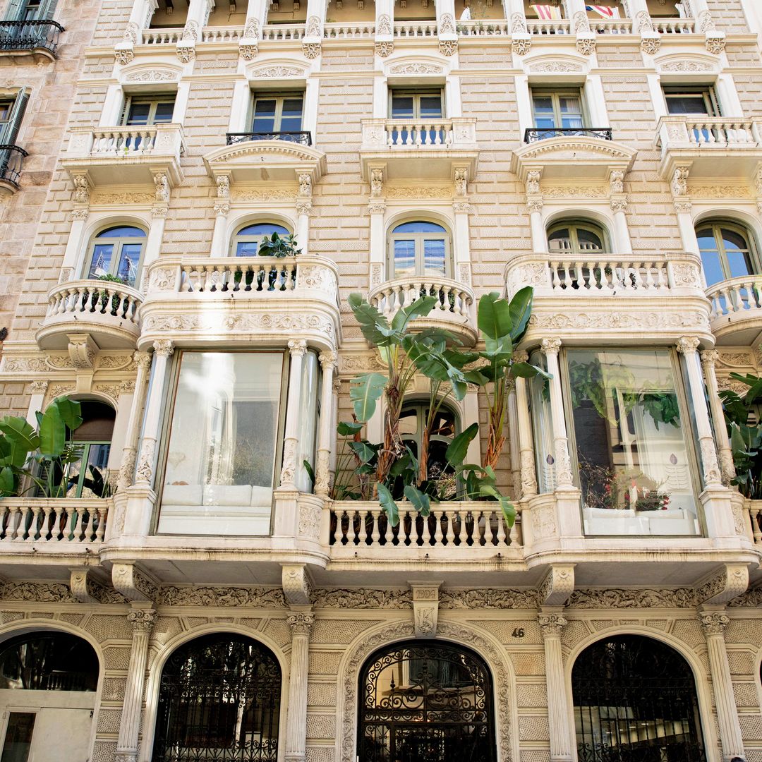 Una vista de la fachada de Casa Salvadó, una joya del modernismo barcelonés, diseñada por el arquitecto Juli Batllevell, que se encuentra cerca del paseo de Gracia