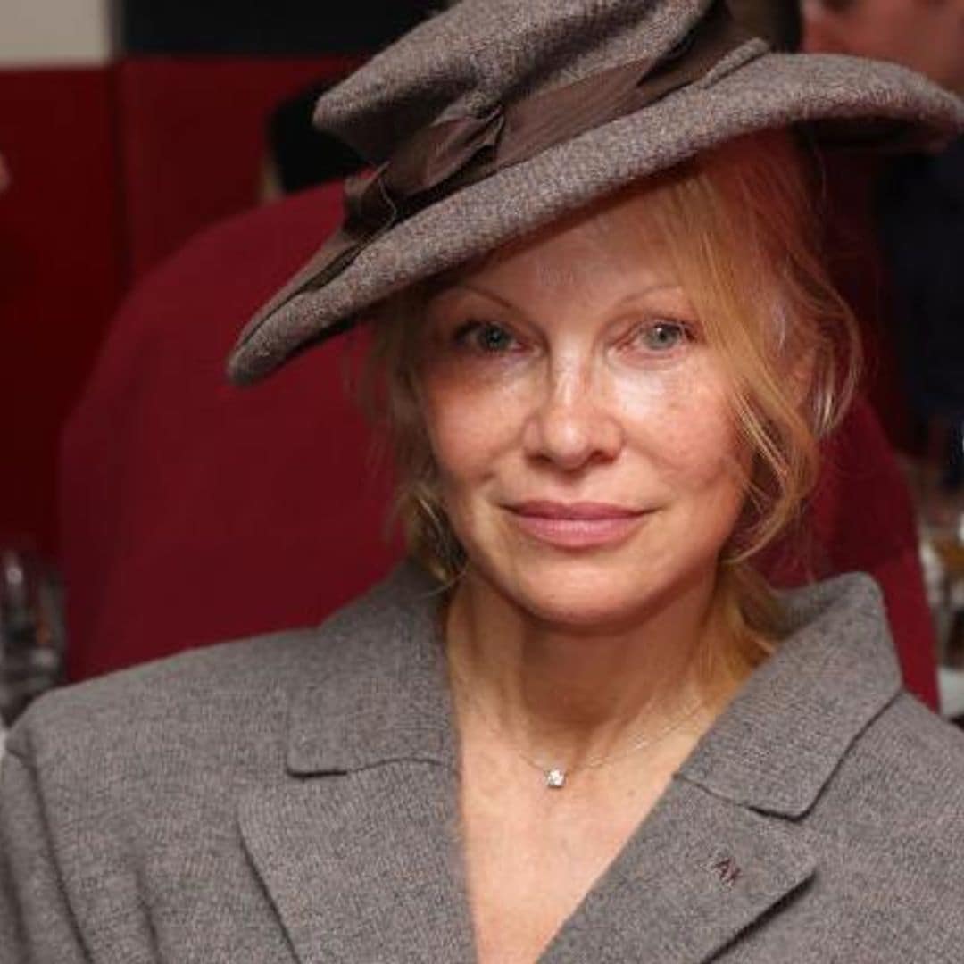 Pamela Anderson, de lo más feliz, comparte su poderosa razón para no usar maquillaje