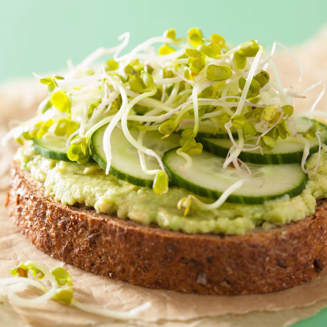 Tostada integral con aguacate, pepino y germinados