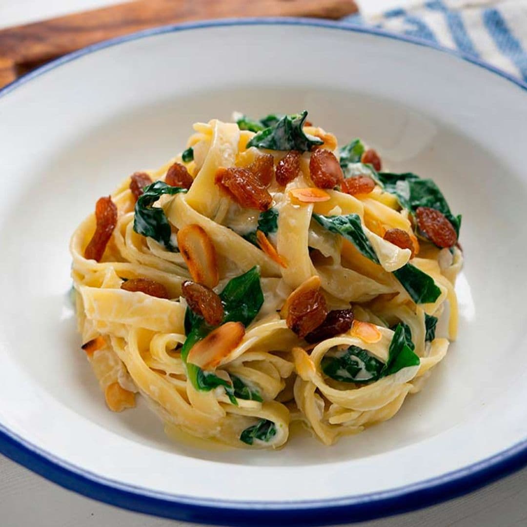 Pasta con acelgas a la crema, almendras y pasas