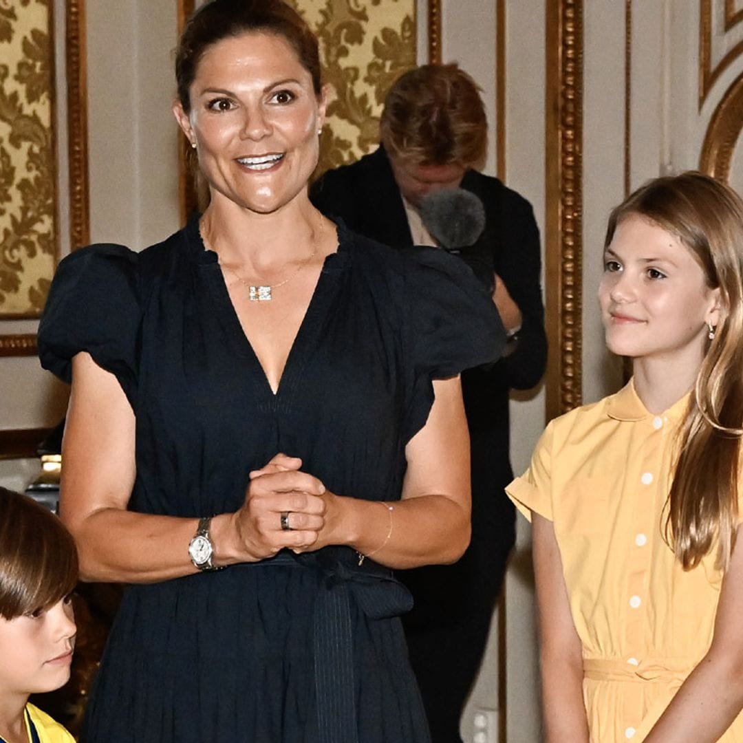 Victoria de Suecia sigue los pasos de doña Letizia con un look de lo más patriótico ¡a juego con su hija!