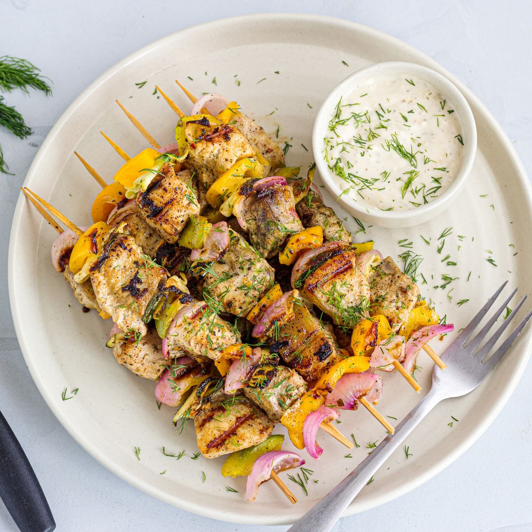 Brochetas de pescado y verduras