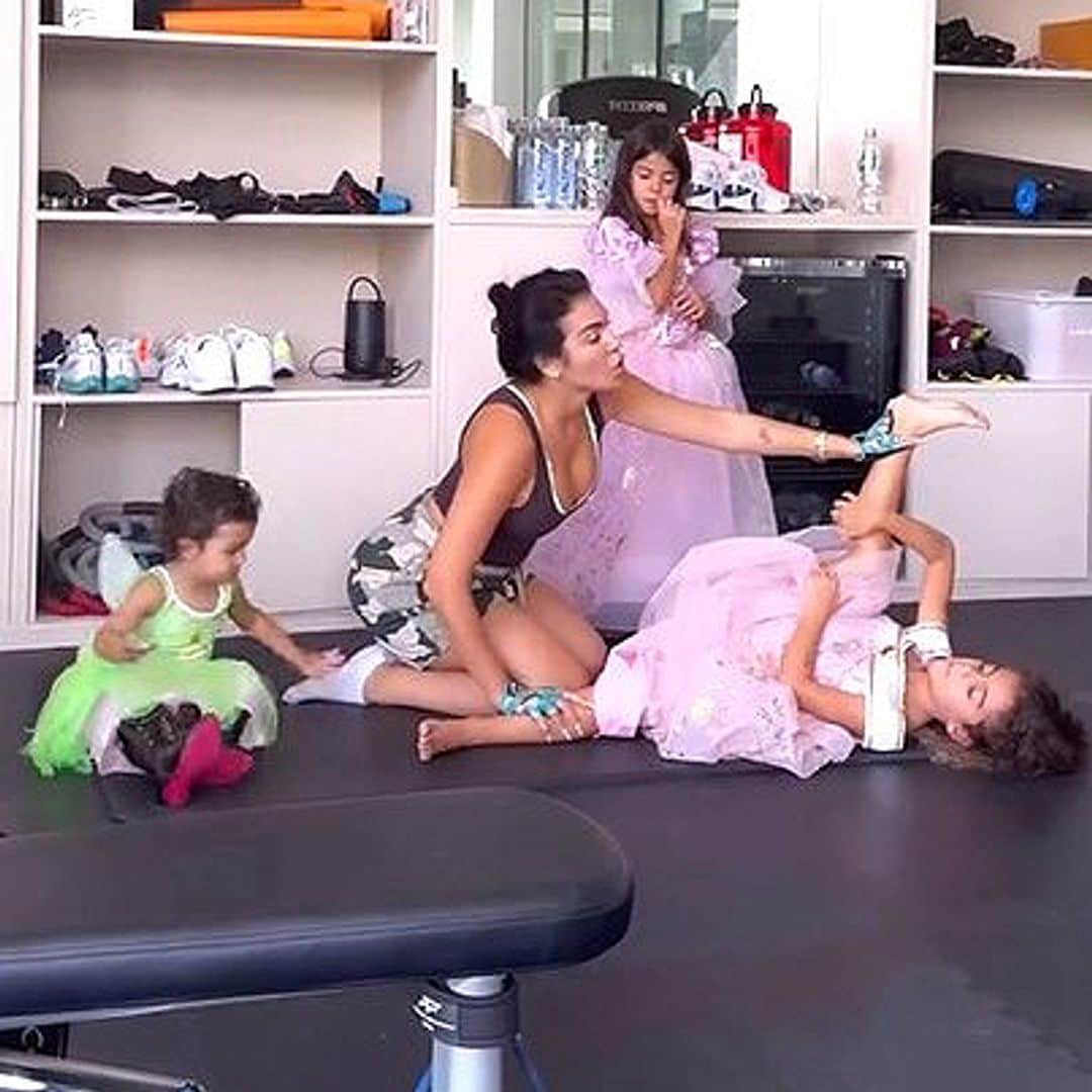 El vídeo más divertido de Georgina estirando en el gimnasio con la ayuda de sus dos princesas y su 'bella' hada traviesa