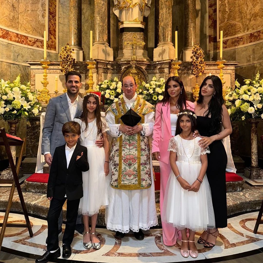 Cesc Fábregas y Daniella Semaan celebran en familia la primera comunión de sus dos hijas