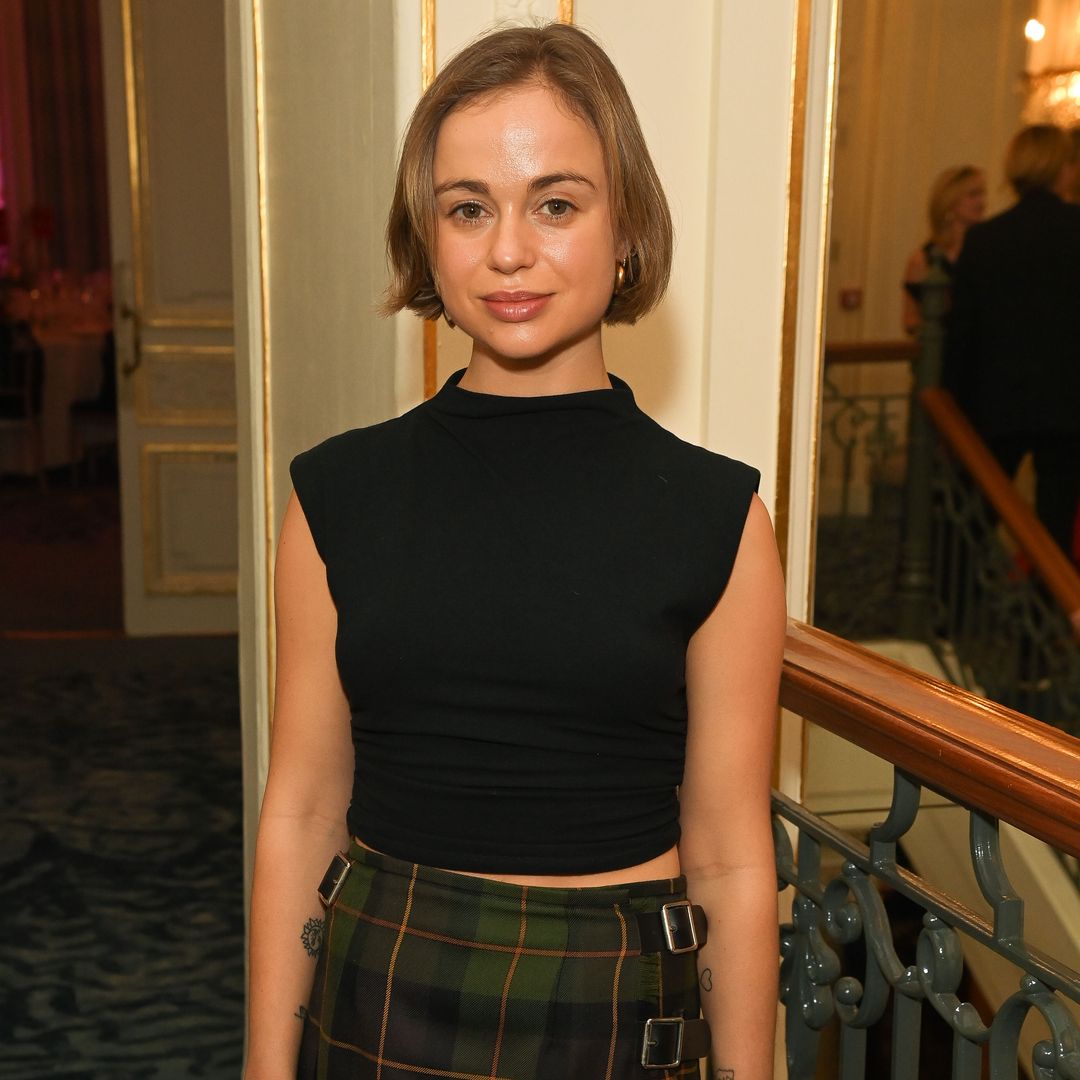 Un top, tres looks: Amelia Windsor confirma su básico infalible para este otoño