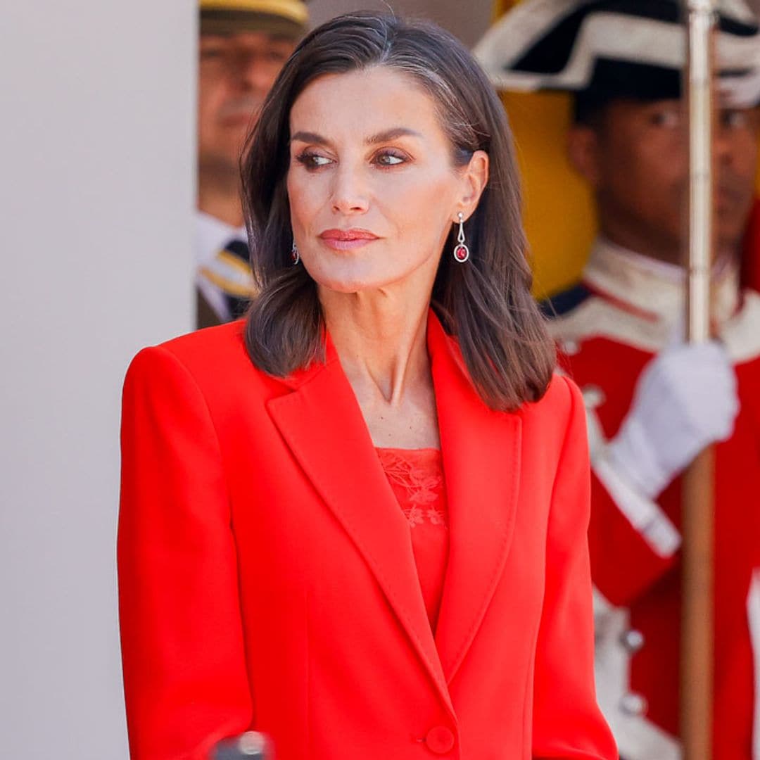 Zapatillas superplanas y traje rojo de firma española, el insólito look que doña Letizia ha lucido en el Día de las Fuerzas Armadas