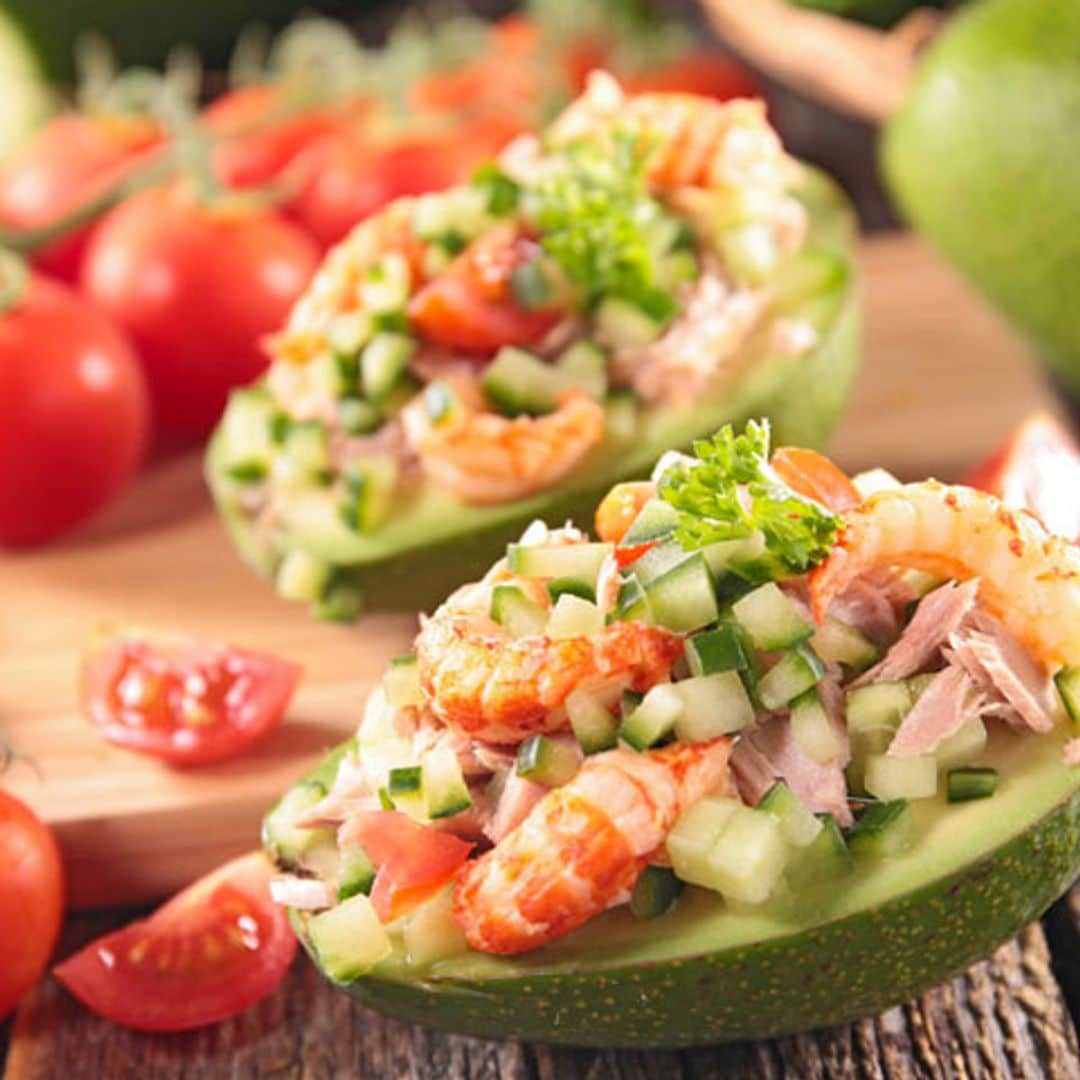 Aguacates rellenos de ensalada de gambas