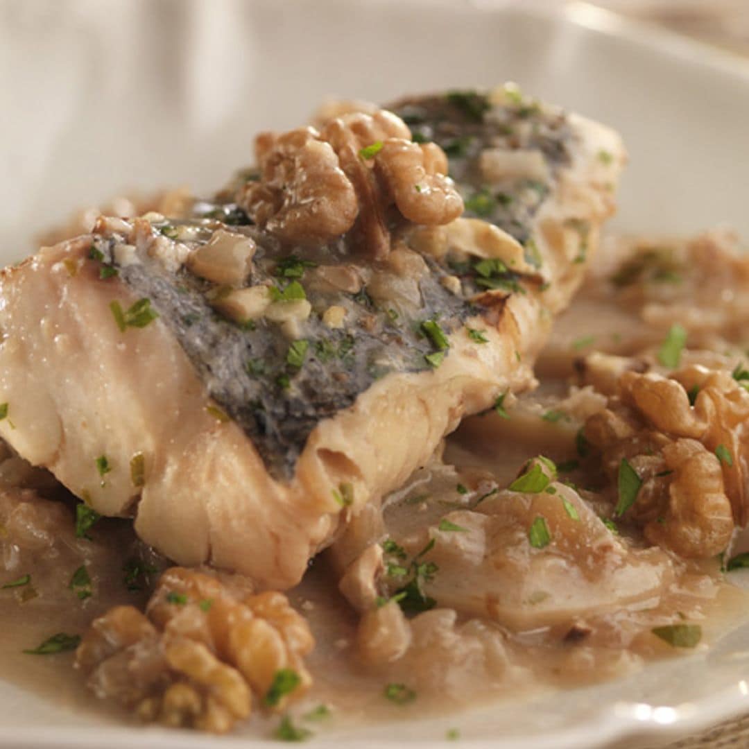 Lomos de merluza con salsa de 'txacolí' y nueces