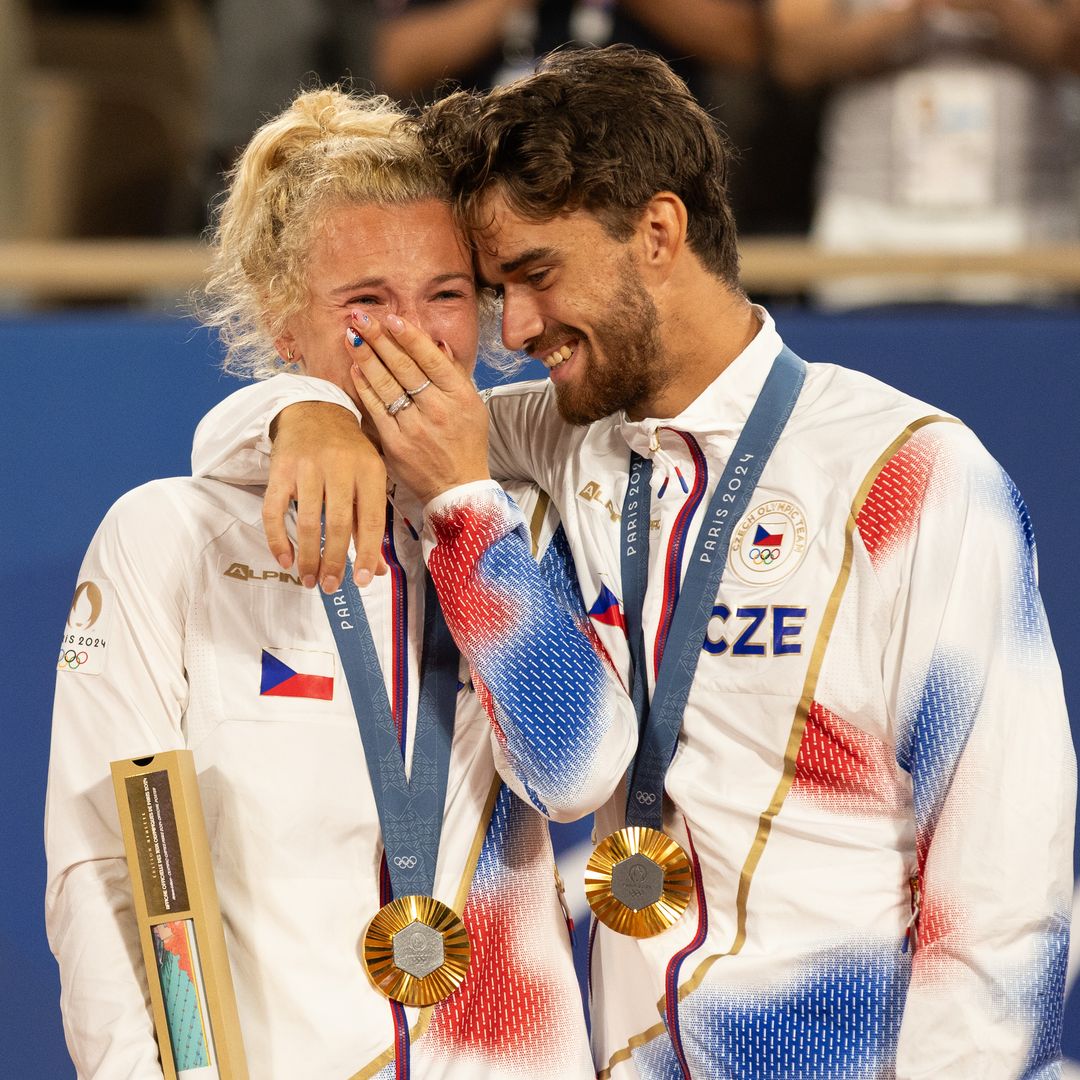 Katerina Siniakova y Tomas Machac ganan el oro juntos tras romper sentimentalmente poco antes de los Juegos