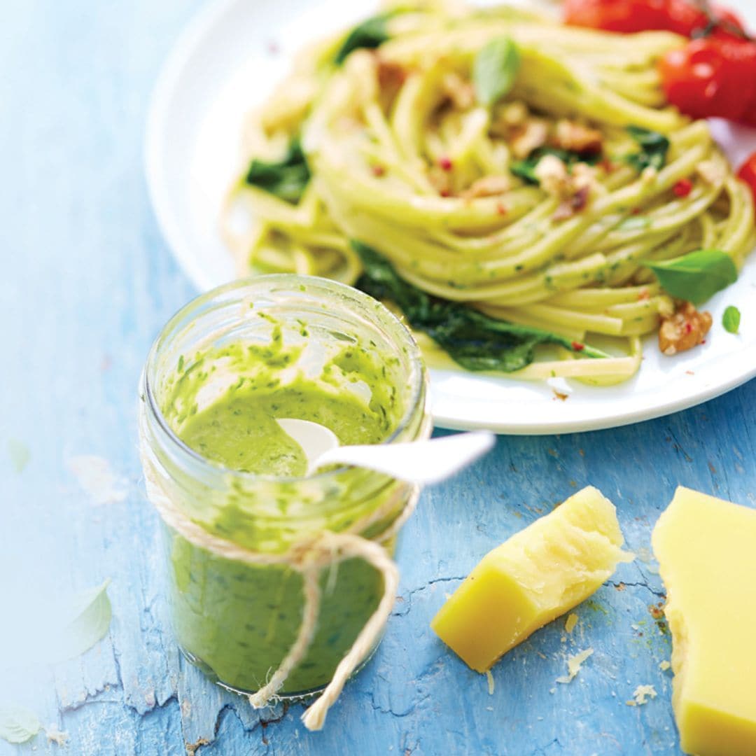 Linguini con pesto de albahaca y queso Gruyère